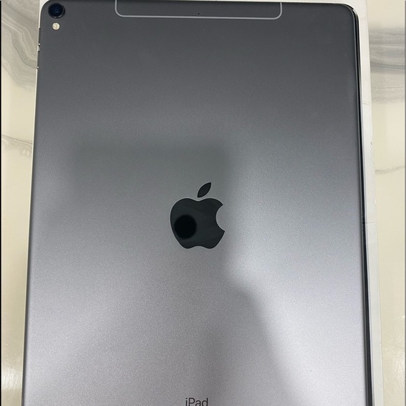 ipad Pro 10.5 inch 64GB WIFI+Cellular No Cracks or Scratches With Box! - Picture 7 of 7